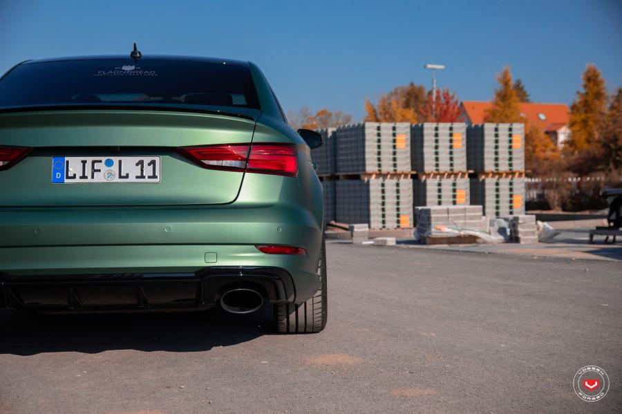 Детали экстерьера Audi RS3 Sedan on Vossen Wheels (VPS-301) 2018 года  (фото 43 из 57)